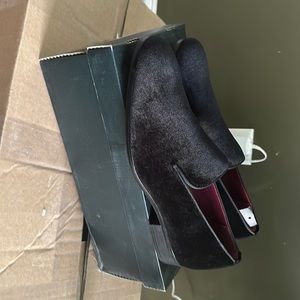Men’s Perry Ellis black velvet loafers.